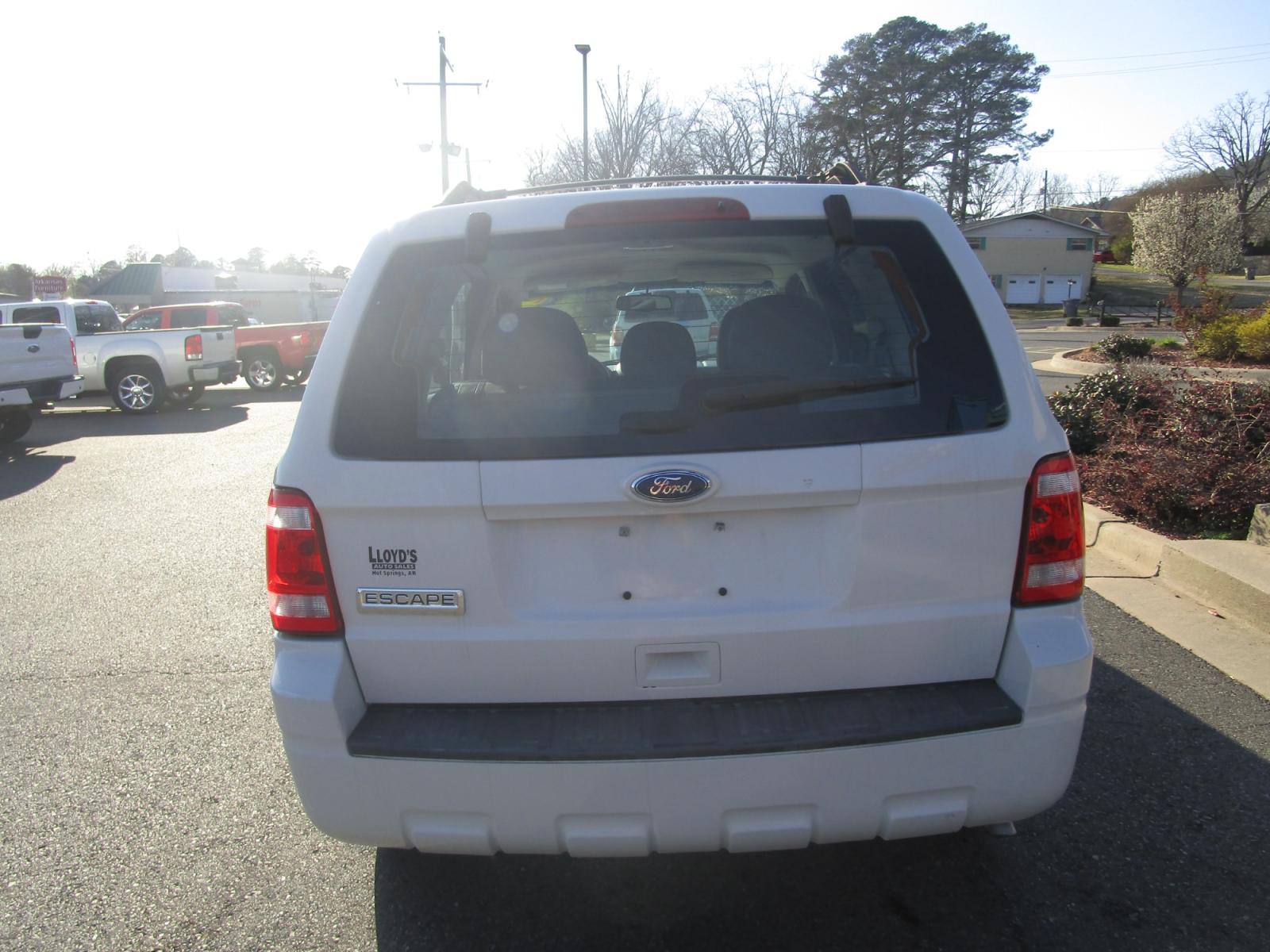 2012 WHITE Ford Escape XLS FWD (1FMCU0C7XCK) with an 2.5L L4 DOHC 16V engine, located at 1814 Albert Pike Road, Hot Springs, AR, 71913, (501) 623-1717, 34.494228, -93.094070 - Photo #3